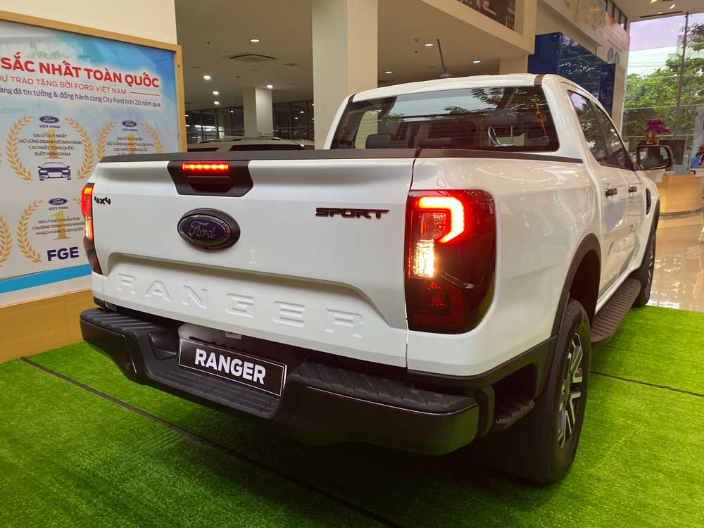 phan duoi xe ford ranger sport